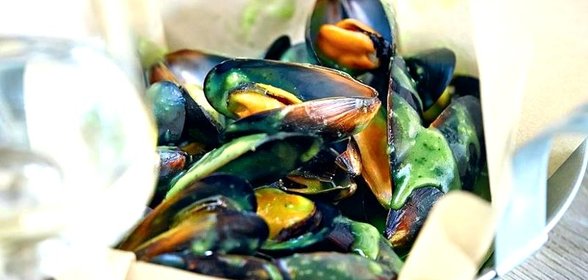 Мидии в соусе из имбиря и петрушки