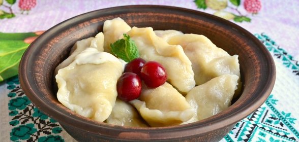 Вареники с вишнями (тесто на кефире в хлебопечке)