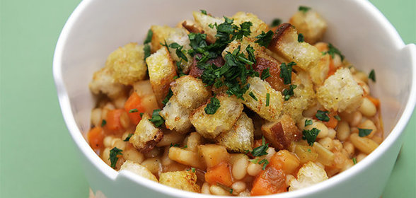 Салат с фасолью и сухариками