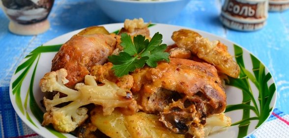 Куриные окорочка с овощами и грибами под сырно-сливочным соусом в духовке