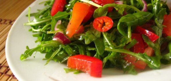 Салат с рукколой и помидорами