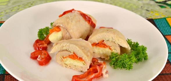 Куриные рулетики с брынзой и морковью на пару