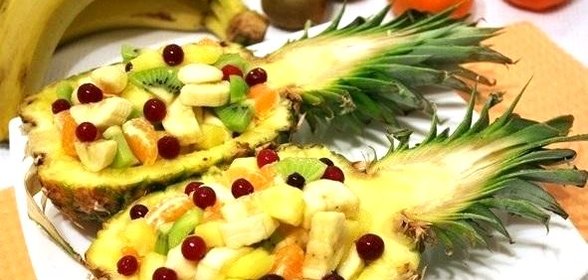 Фрукты в ананасе