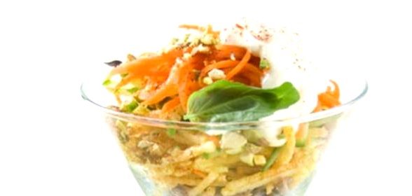Салат-коктейль с копченой курицей и фисташками