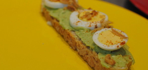 Брускетта с авокадо и яйцом