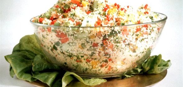 Летний разноцветный салат с кускусом и красными перцами