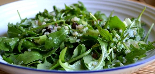 Салат с рукколой, сельдереем, изюмом и киноа