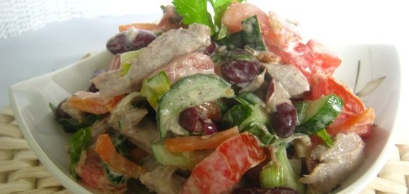 Салат с языком, фасолью и овощами