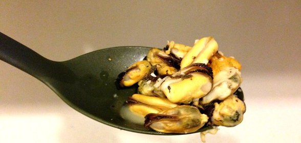 Чесночные мидии с ромом и розмарином