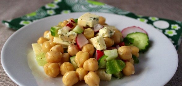 Салат из нута и огурца