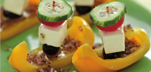 Греческий салат на шпажке в лодочке из перца