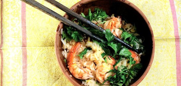 Сладкий рис с чесноком, креветками и рукколой