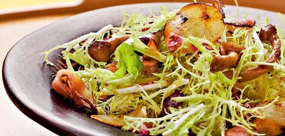 Теплый салат из запеченных лесных грибов и фризе