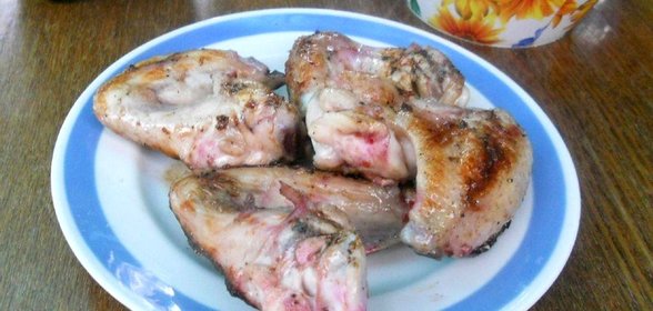 Куриные крылышки с красной смородиной