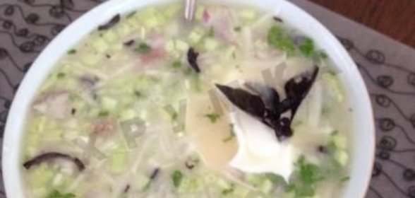 Окрошка на белом квасе с редькой и горчицей