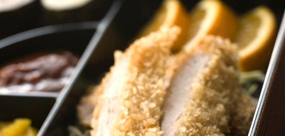 Тонкацу с чили, дайконом и зеленым горошком