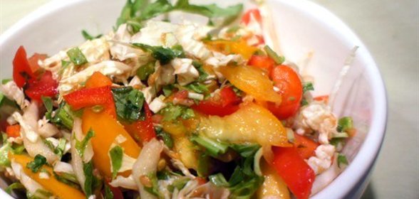 Салат из помидоров, рукколы и пекинской капусты