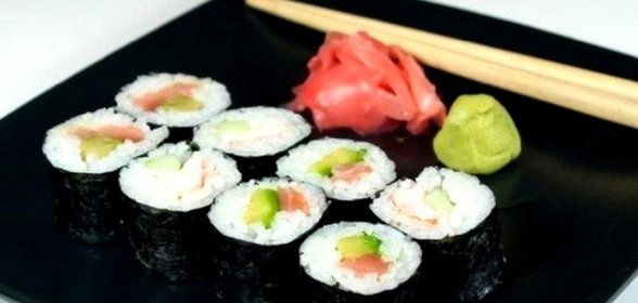 Роллы с авокадо лососем и огурцом