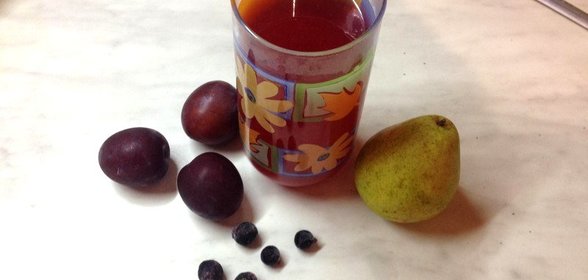 Сливовый компот с грушами и черной смородиной