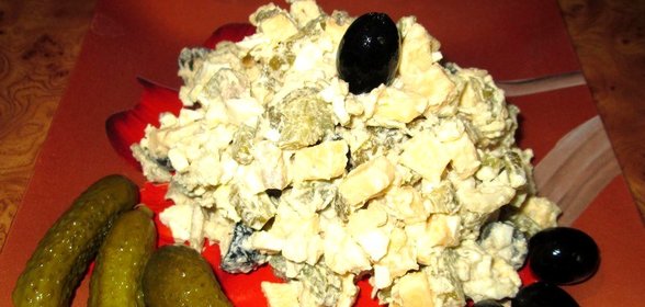 Салат с оливками и курицей