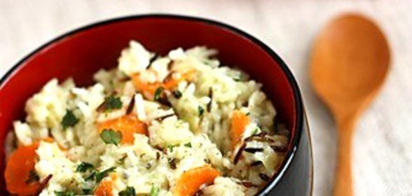 Теплый салат из дикого риса, кураги и фисташек