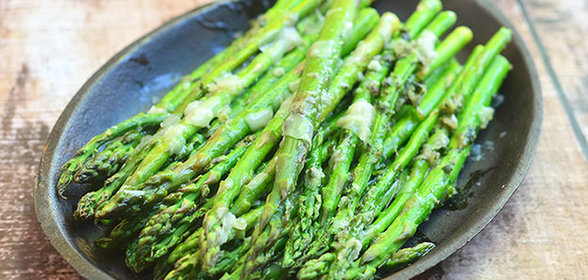 Спаржа с луком