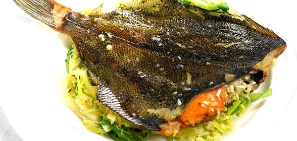 Печеная камбала с капустой и пореем
