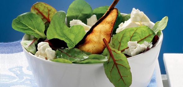 Салат с жареной грушей и овечьим сыром