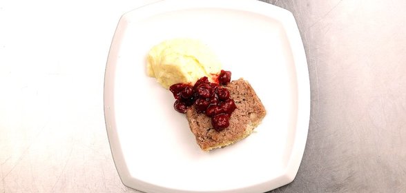 Мясной хлеб с вишневым соусом