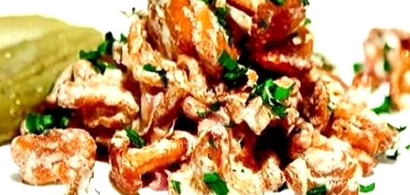 Жареные лисички в сметане