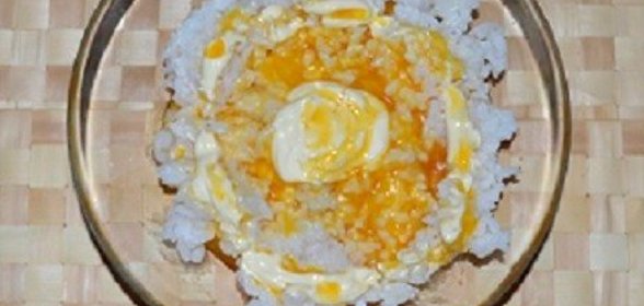 Рис с соусом из облепихового сиропа и майонеза