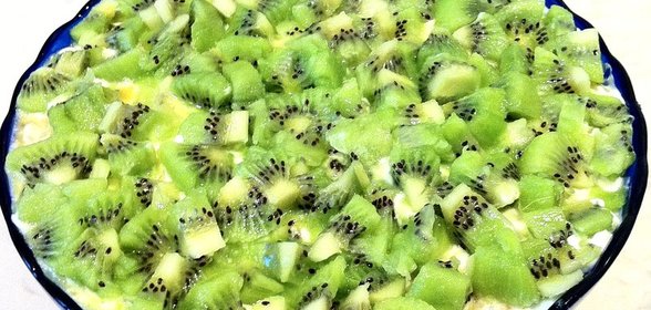 Слоеный куриный салат с киви, ананасами и грибами