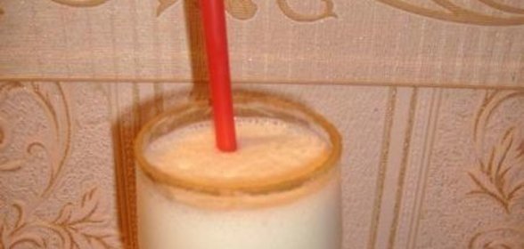 Домашний молочный коктейль с мороженым и бананом