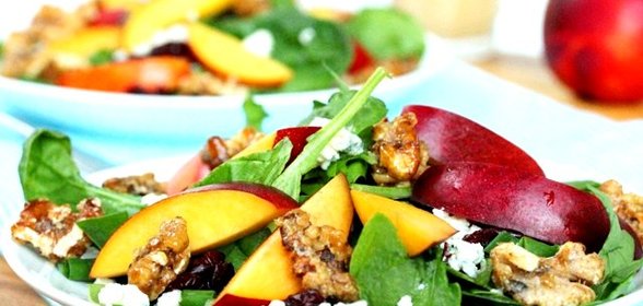 Салат из шпината и персиков