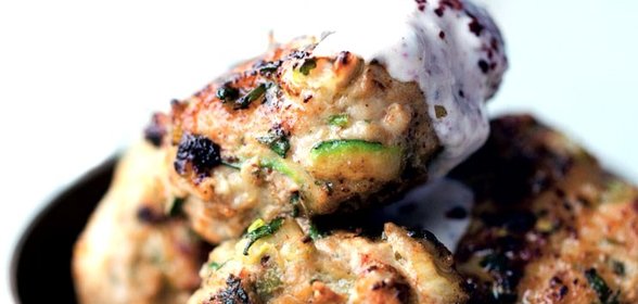 Бургеры из индейки с кабачками, зеленым луком и кумином