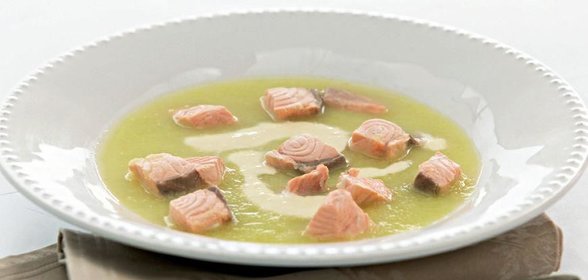 Суп из семги с чесночным кремом