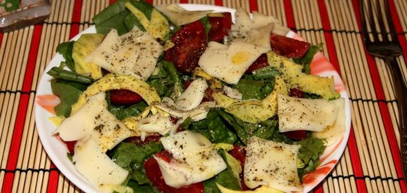 Салат с рукколой, помидорами черри, авокадо и моцареллой