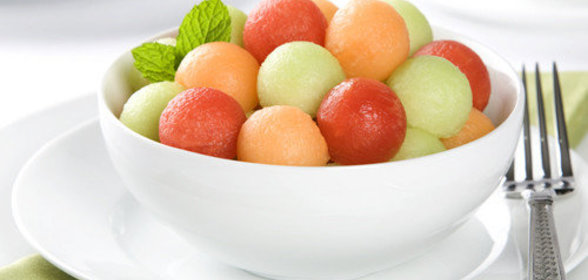 Салат из арбуза и дыни с моцареллой