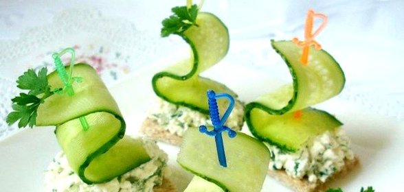Канапе с огурцом на шпажках