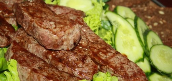 Стейки из мякоти бедра (мраморной говядины) на сковороде-гриль