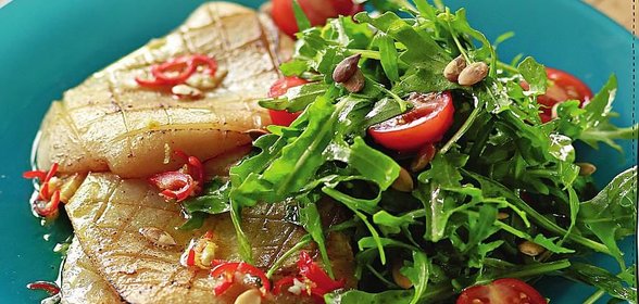 Салат с кальмарами на гриле