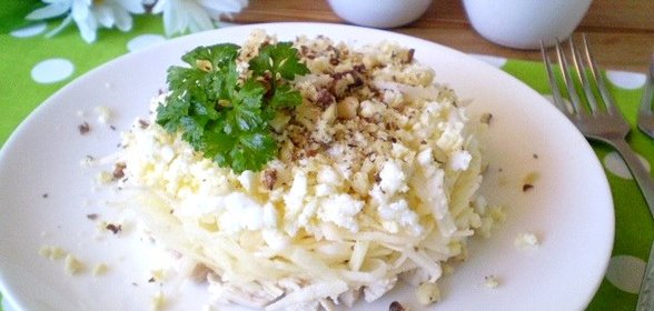 Слоеный салат с курицей и орехами