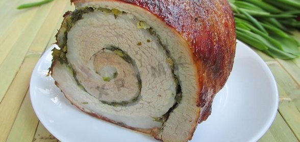 Рулет из свинины с черемшой и укропом