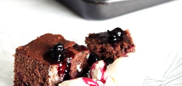 Шоколадный пирог с ягодами