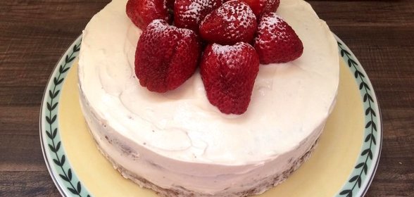 Бисквитный торт с кремом и клубникой