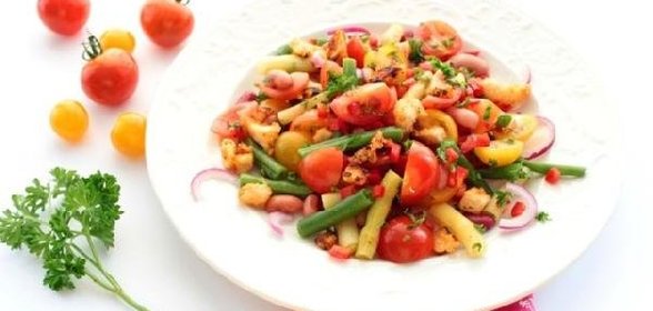Томатный салат со стручковой фасолью