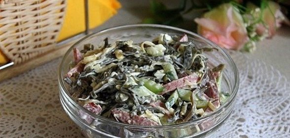 Салат из морской капусты с колбасой и сыром