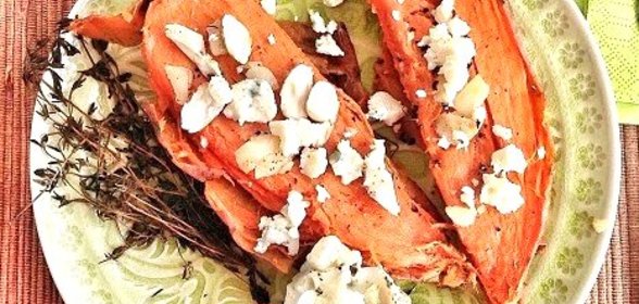 Запеченный сладкий картофель с голубым сыром