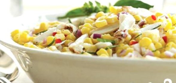 Салат с кукурузой, чили и крабовым мясом