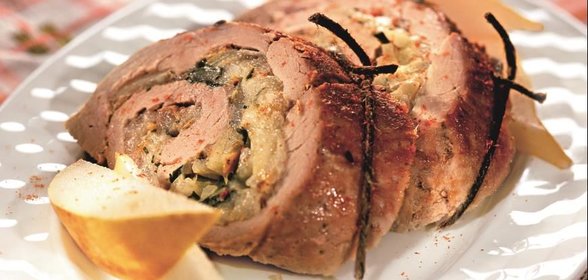 Рулет из свинины с грушами и сыром